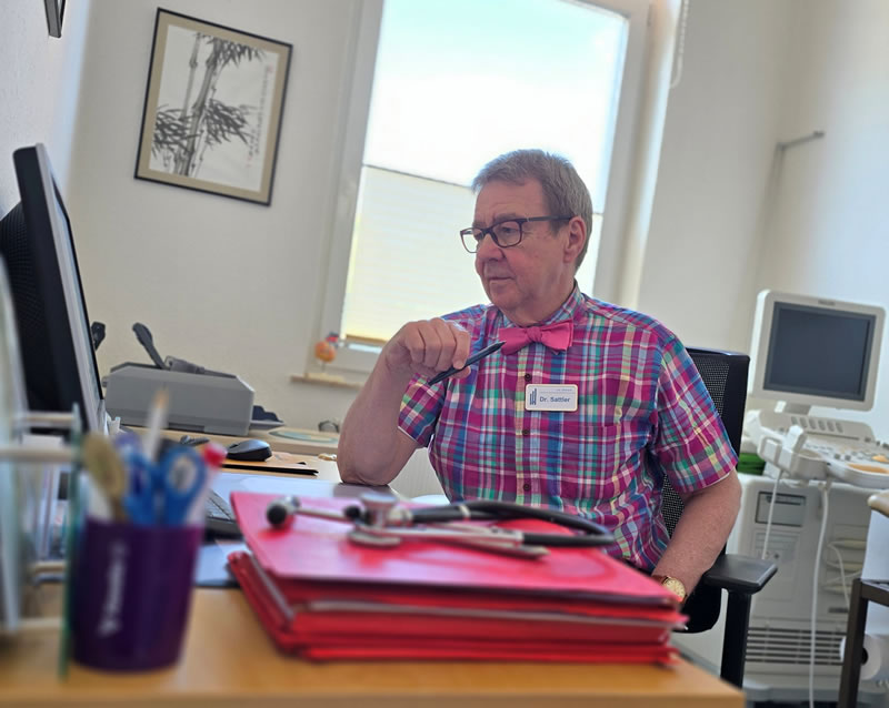 Dr. med. Herm-Dieter Sattler in seiner Praxis